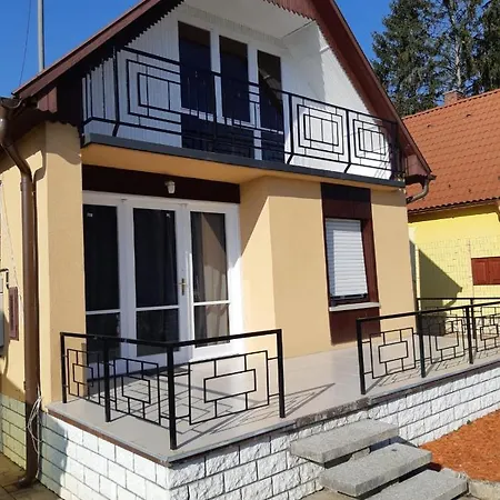 Gemutliches Ferienhaus In Gunaras Casa de Férias Dombóvár