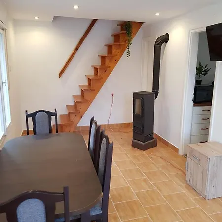 Gemutliches Ferienhaus In Gunaras Casa de Férias Dombóvár